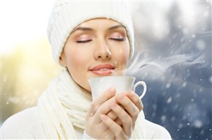 冬天欧美美女品咖啡图片
