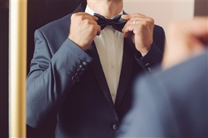 系领带的成熟男人图片