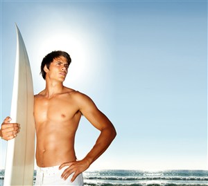 玩冲浪板的男人肌肉男健美图片