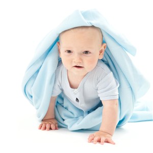 顶着蓝色毛巾宝宝爬行图片