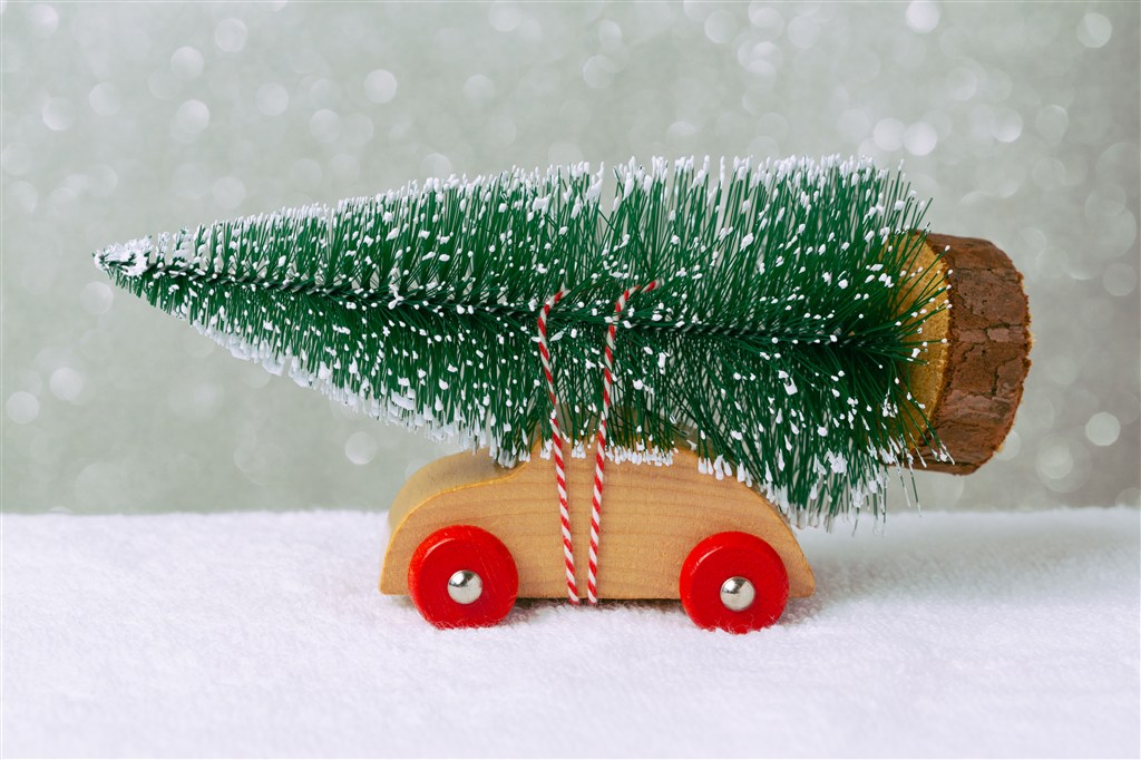 雪地里正在搬运圣诞树的玩具车