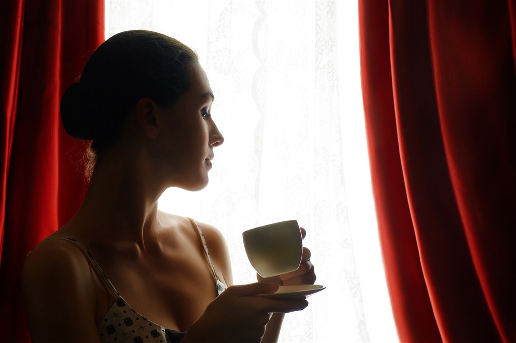 看着窗外的美女喝咖啡图片