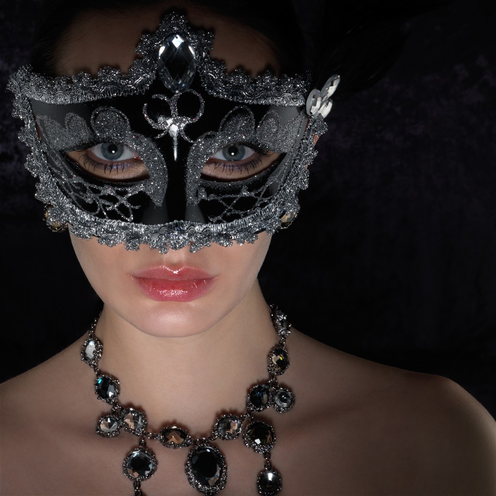 戴黑色面具的欧美美女图片_蛙客网viwik.com