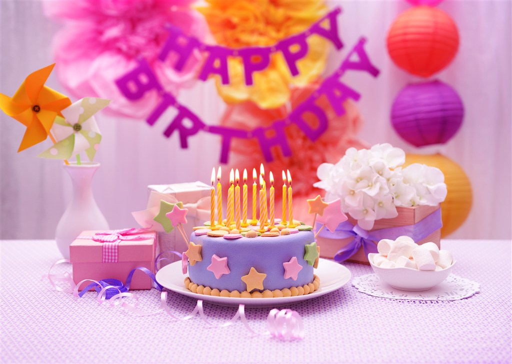 快乐粉紫色生日蛋糕