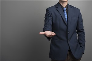 单手伸出摊开的西服男子高清摄图