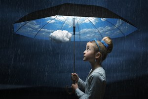 撑着伞的小女孩创意高清图片