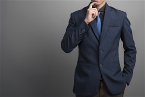 灰色背景下的西装男子高清摄影图片