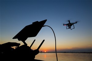 海面上飞行的无人机高清摄影图