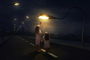 扭曲路灯下的小女孩高清摄影图