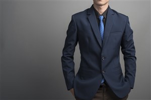 双手插入裤带的西服男子 