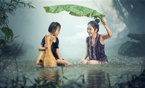 下雨天年輕女人在雨池塘漂亮美女人