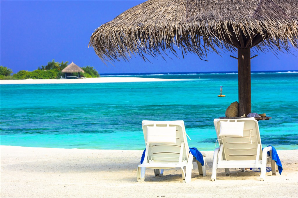 高清海边沙滩太阳伞躺椅风景图片