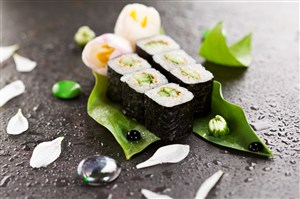 可口的黑色海苔蔬菜寿司高清摄影图
