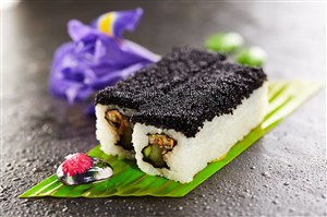黑色鱼子酱长方形寿司高清摄影图