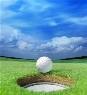 蓝天下的高尔夫球场高清摄影图
