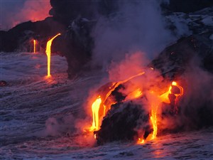 岩浆浓烟火山喷发图片