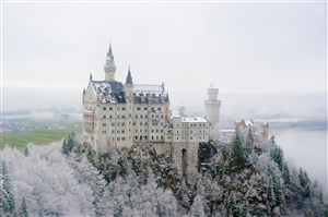 歐洲山頂雪中城堡