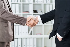 两个商务人士握手的高清摄影图