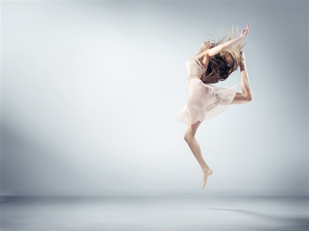 在空中跳跃的舞者高清图片