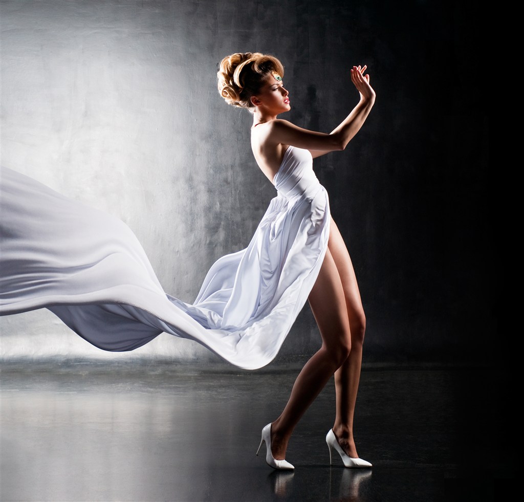 穿白色连衣裙的外国舞者高清摄影图片