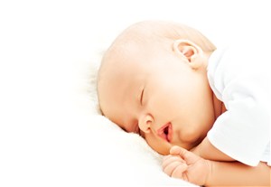 枕着手臂睡觉的小婴儿高清摄影