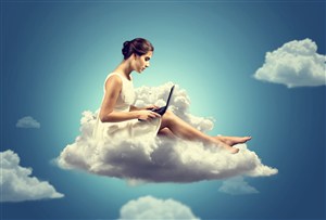 在云朵上玩电脑的外国女性高清图