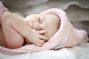 手捂眼睛熟睡的婴儿高清摄影图