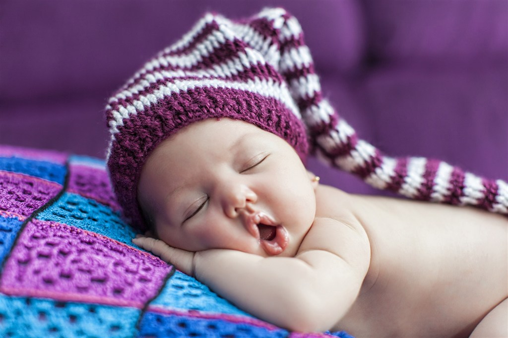 戴帽子熟睡的婴儿高清摄影图片