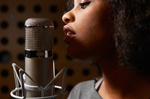 唱歌的黑人女歌手高清摄影图片