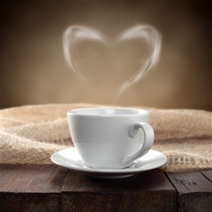 黑色桌子上冒出心形香气的咖啡高清摄影图片
