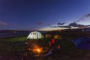 藍色戶外旅行唯美暮色露營帳篷篝火