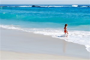 蓝色海边沙滩小女孩旅游