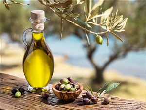 瓶子中的橄榄油和橄榄果高清摄像图