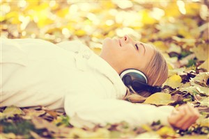 躺在落叶上的外国女性高清摄影