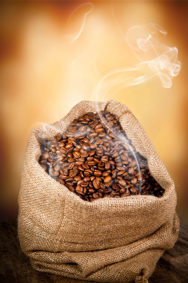 在袋中冒着香气的咖啡豆高清摄影图