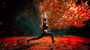红色户外唯美艺术瑜伽锻炼女人