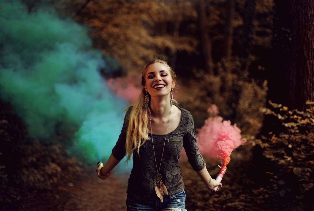 攝影時(shí)尚放煙火的個(gè)性開(kāi)朗女性女人美女模特