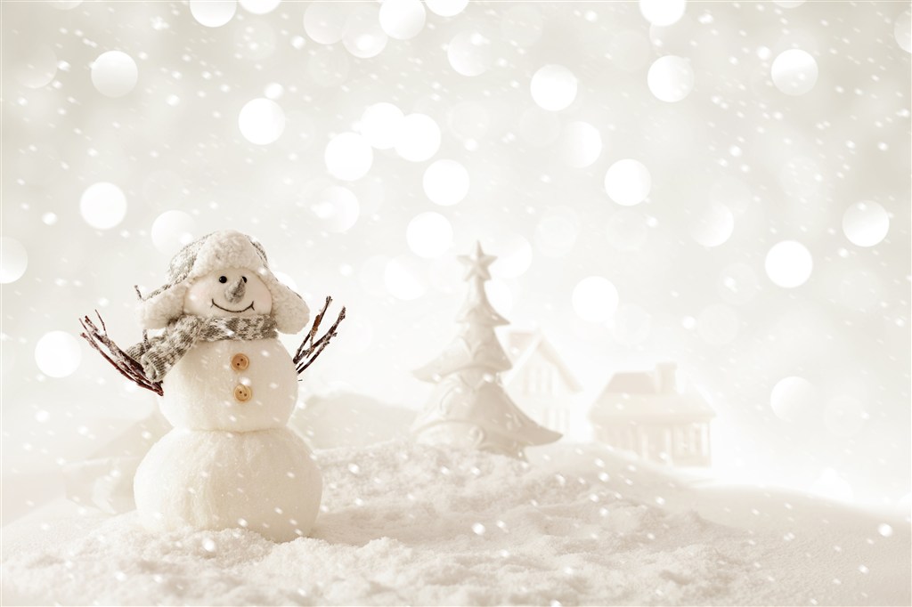 漫天飞舞的雪花下开心的小雪人背景素材高清图片