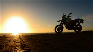 夕阳下的摩托车剪影高清摄影图片
