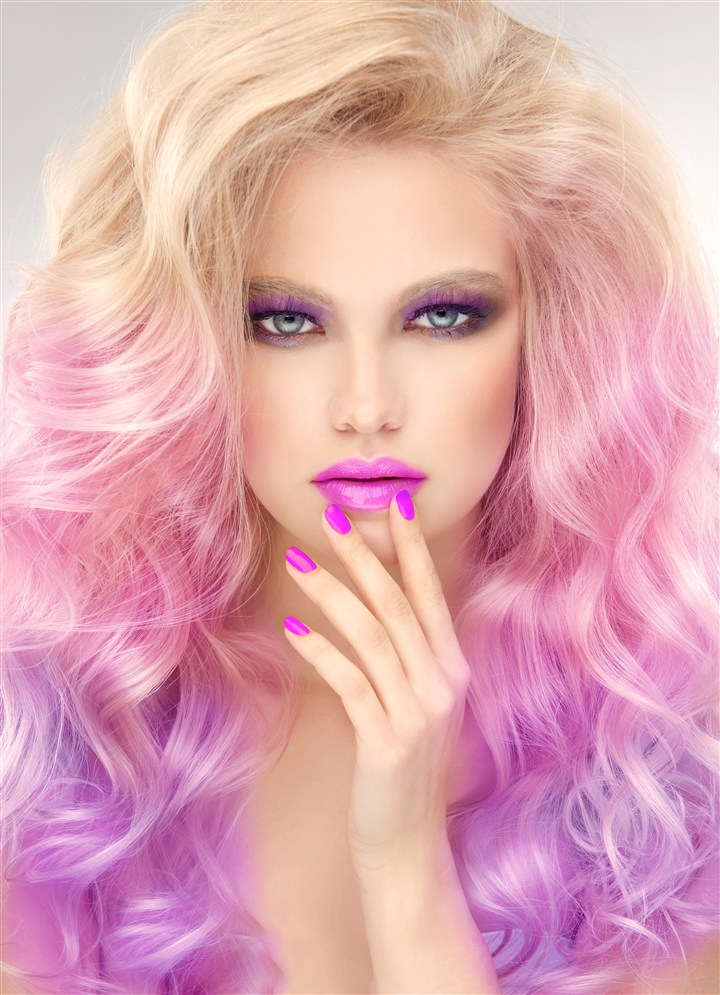 一头炫彩紫色头发的外国女模特