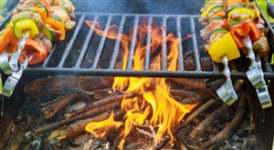 正在铁架上烧烤的肉串高清摄影图