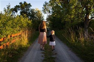 妈妈小孩手拉手甜蜜幸福行走在乡间小路