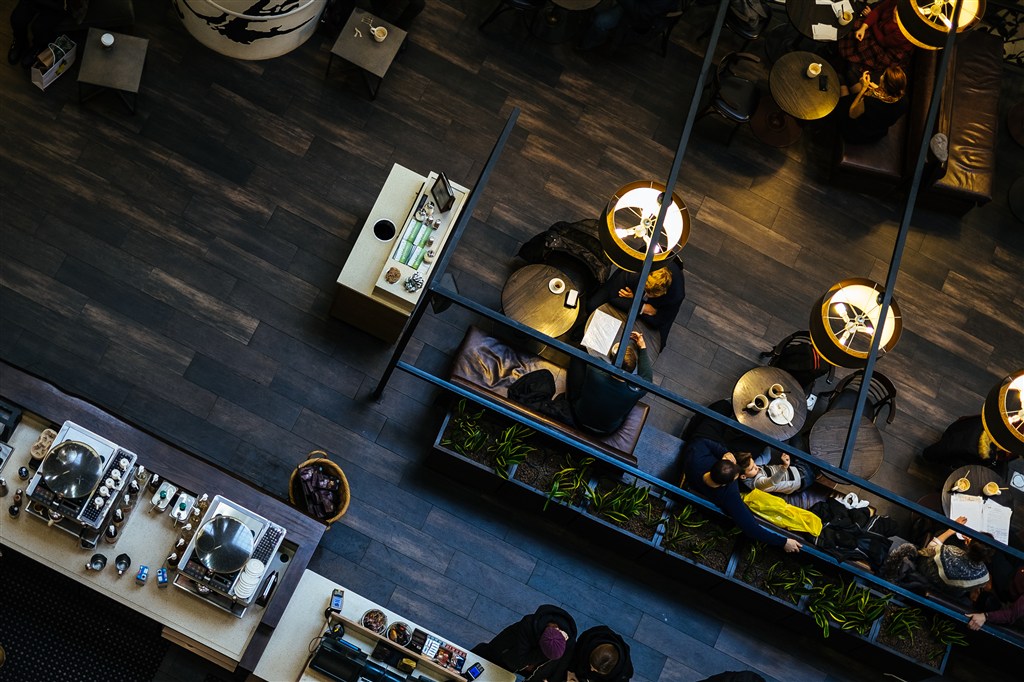 暗色餐厅美食木地板圆桌氛围咖啡厅