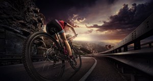 在高速公路上骑行的自行车爱好者高清摄影图片