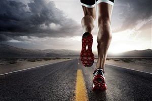 穿红色跑鞋的运动员高清摄影图