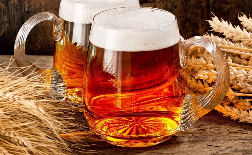 小麦纯粮酿制的玻璃杯啤酒图片