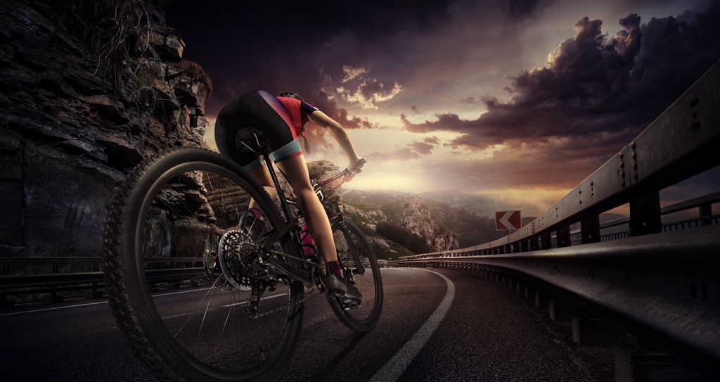 在高速公路上骑行的自行车爱好者高清摄影图片