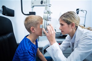 正在给男孩检查视力的医生 