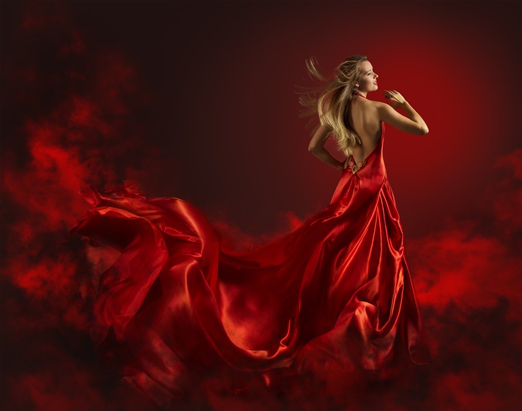 红色裙摆向右侧飞舞的女模特 