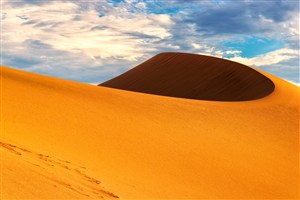 孤独的黄色沙丘高清摄影图片